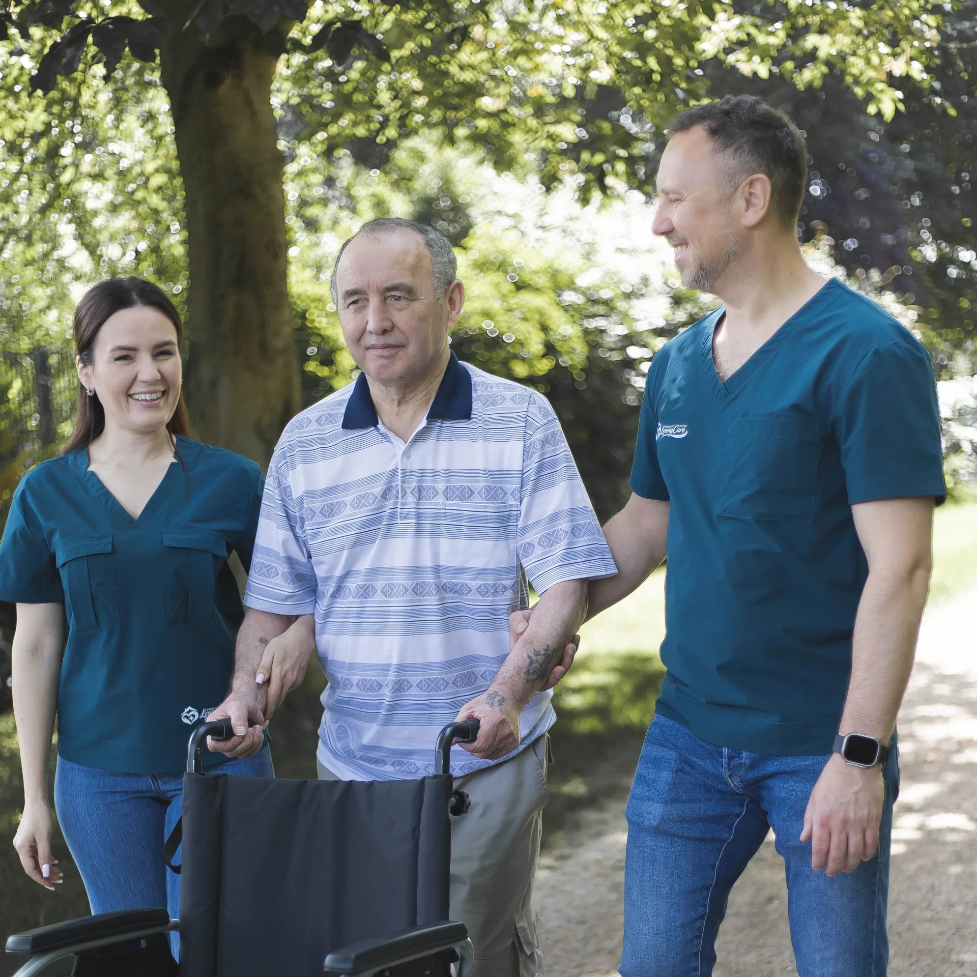 Freundliche Pflegerin mit Seniorin